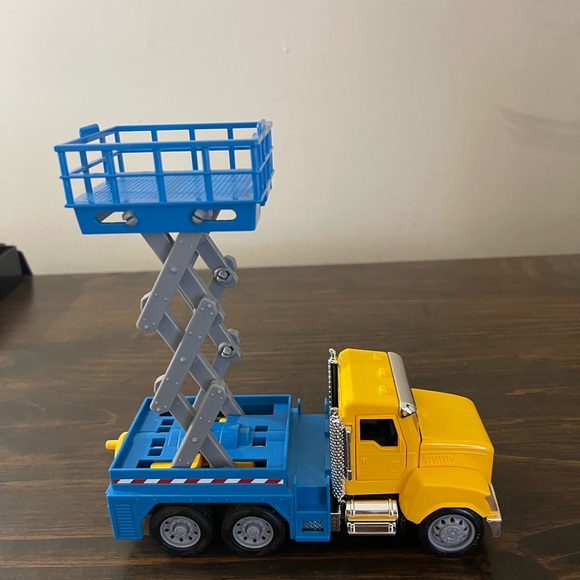 Driven by BATTAT Scissor Lift Truck W/ Lights & Sounds. - Picture 2 of 6